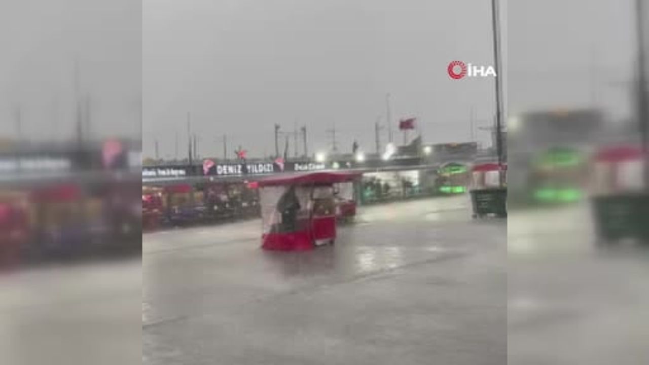 İstanbul'da Şiddetli Lodos: Eminönü'nde Seyyar Satıcıların Tezgahları Devrildi