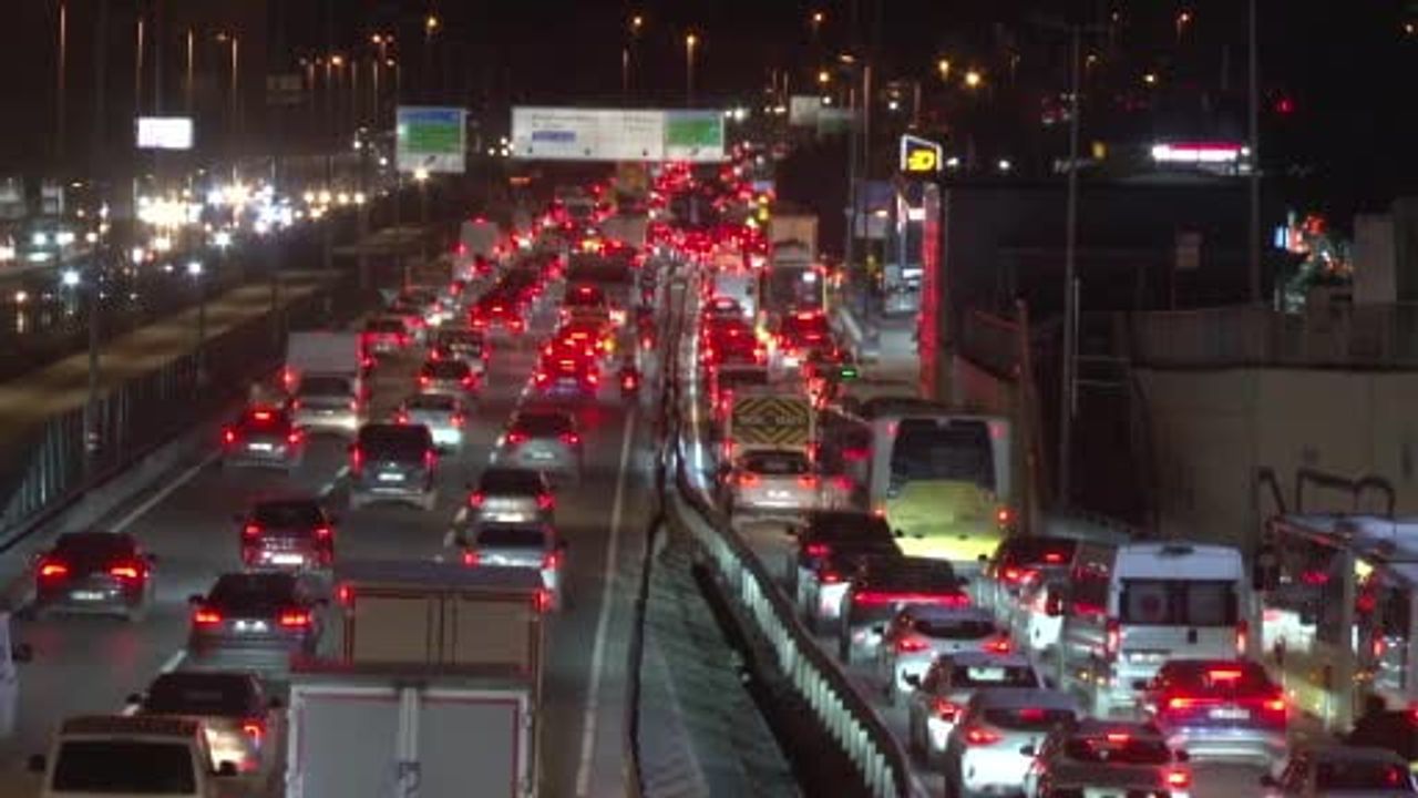 İstanbul'da Trafik Yoğunluğu Yüzde 83'e Ulaştı — D-100'de Araç Kuyrukları