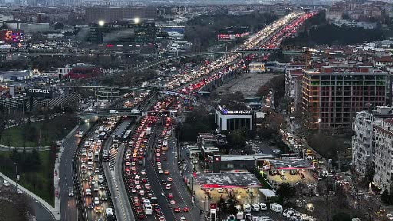 İstanbul'da Trafik Yüzde 90'a Dayandı: D-100'de Kilometrelerce Araç Kuyruğu