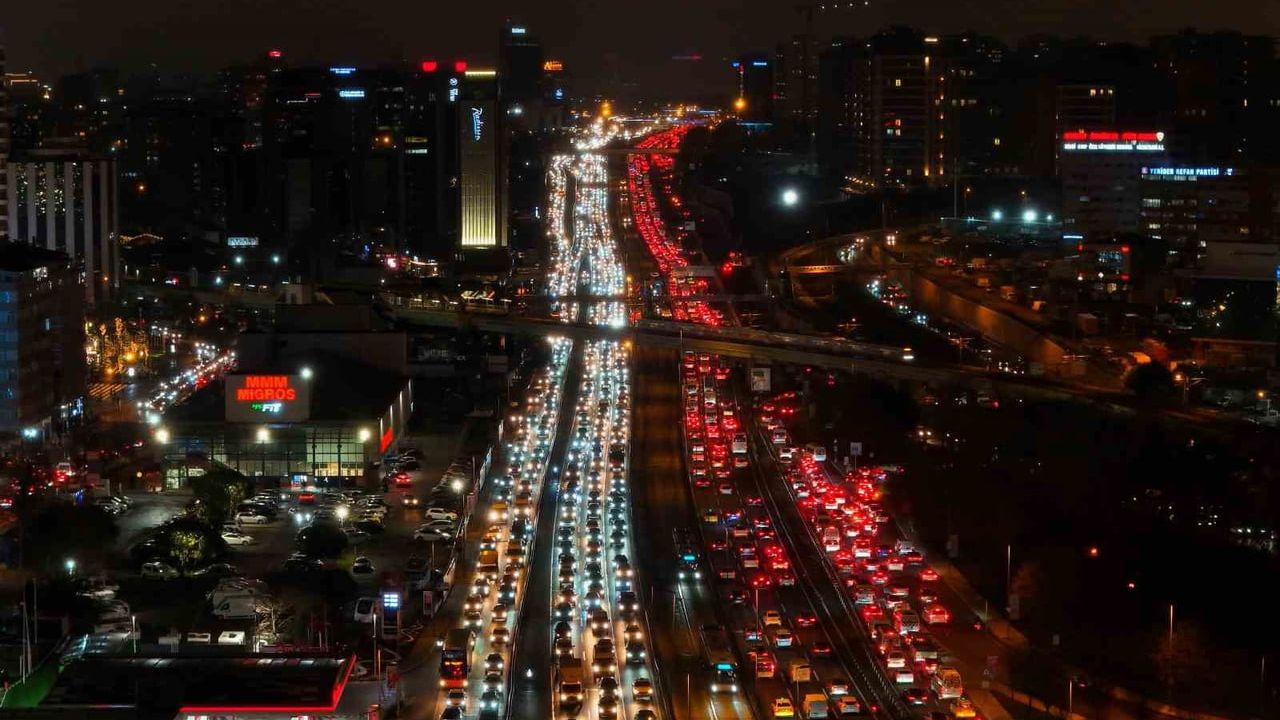 İstanbul'da Trafik Yüzde 90'a Ulaştı — D-100 Havadan Görüntülendi