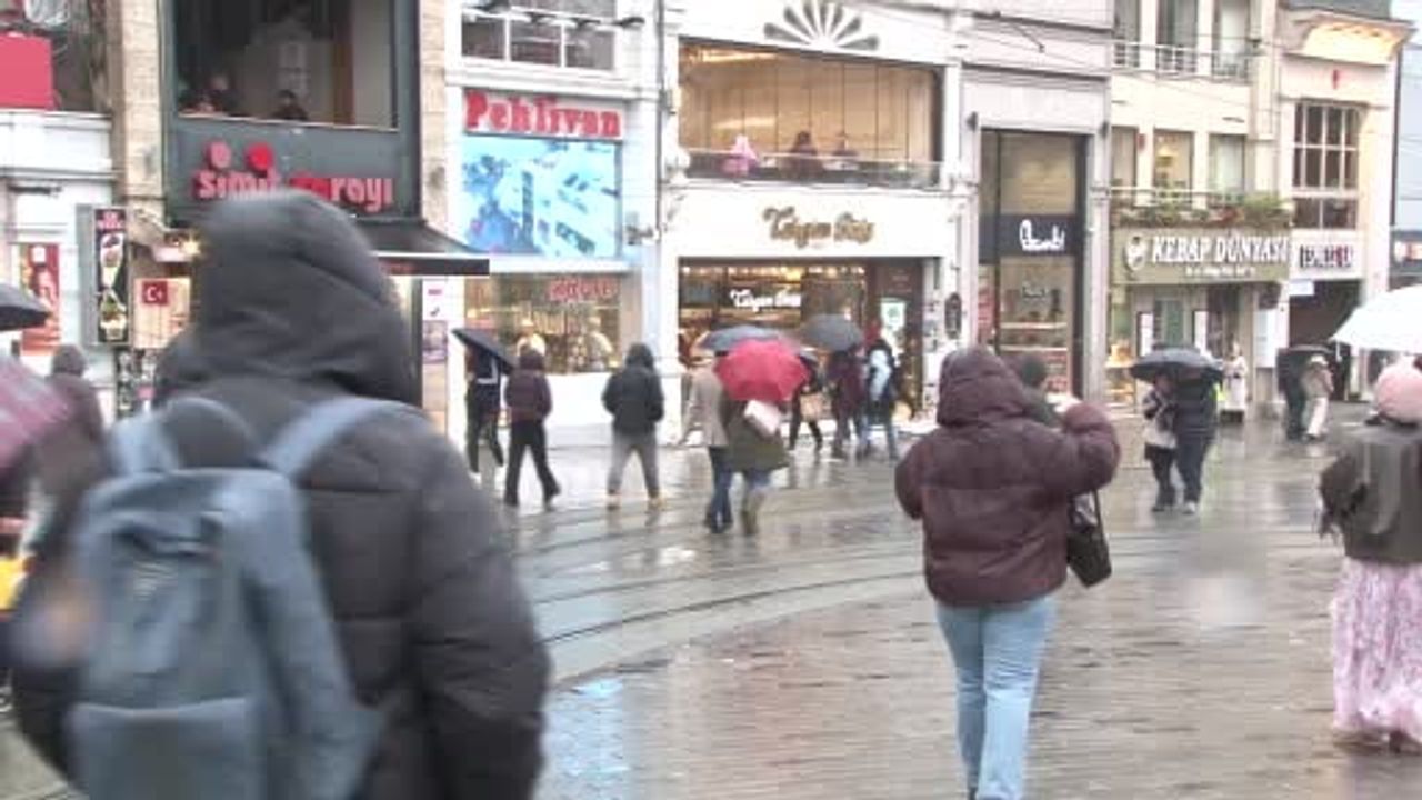 İstanbul'da Yağmur Aralıklarla Sürüyor — Akşam Karla Karışık Yağış Bekleniyor