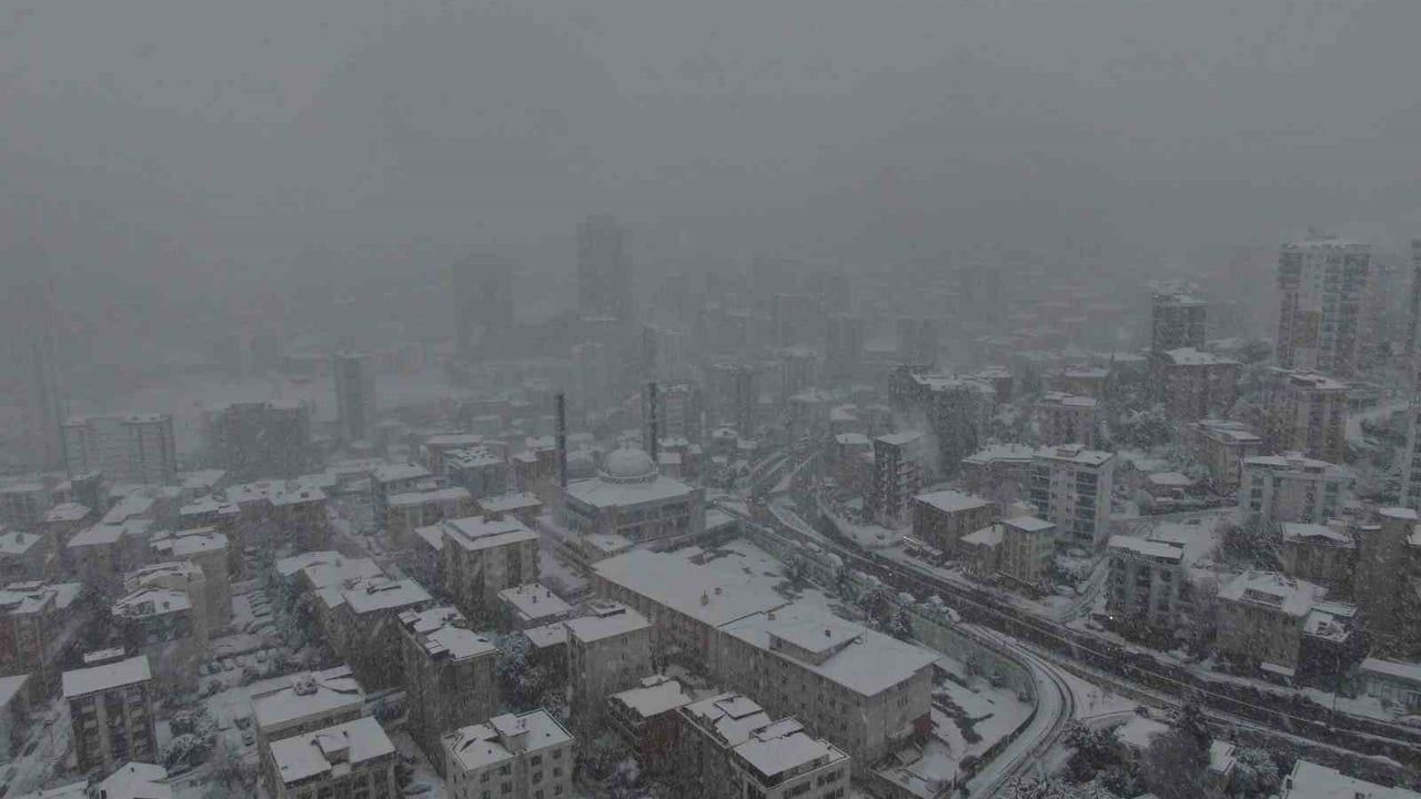 İstanbul'da Yakacık Beyaza Büründü: Havadan Görüntüler