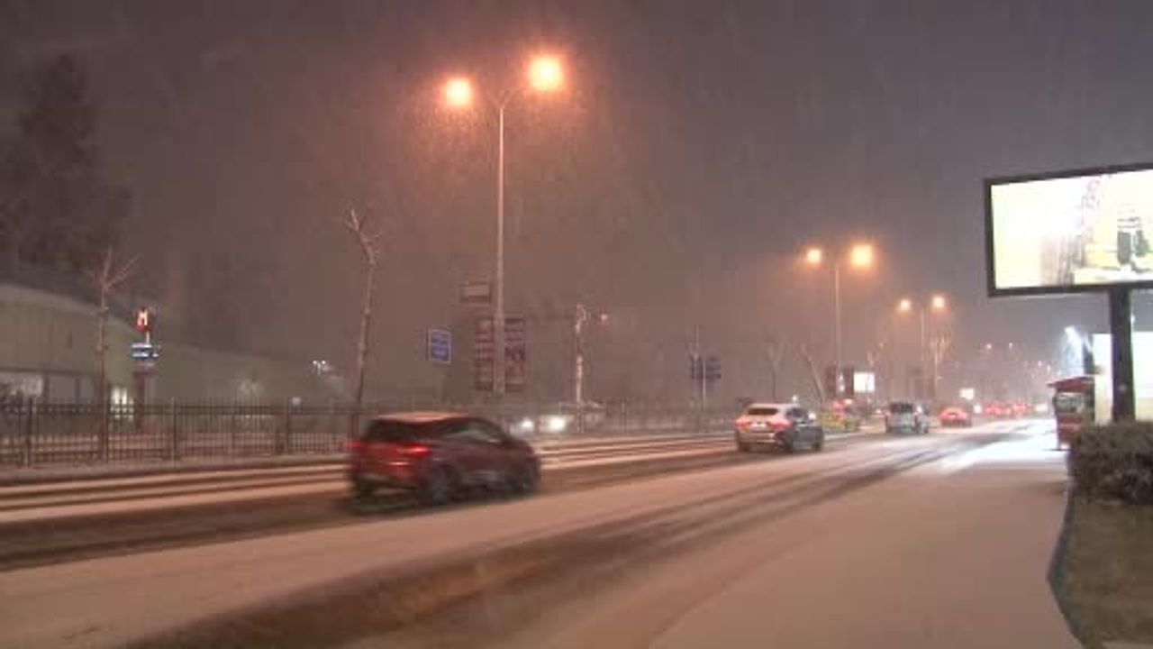 İstanbul'da Yeni Yıla Karla Giriş: Sarıyer Beyaza Büründü