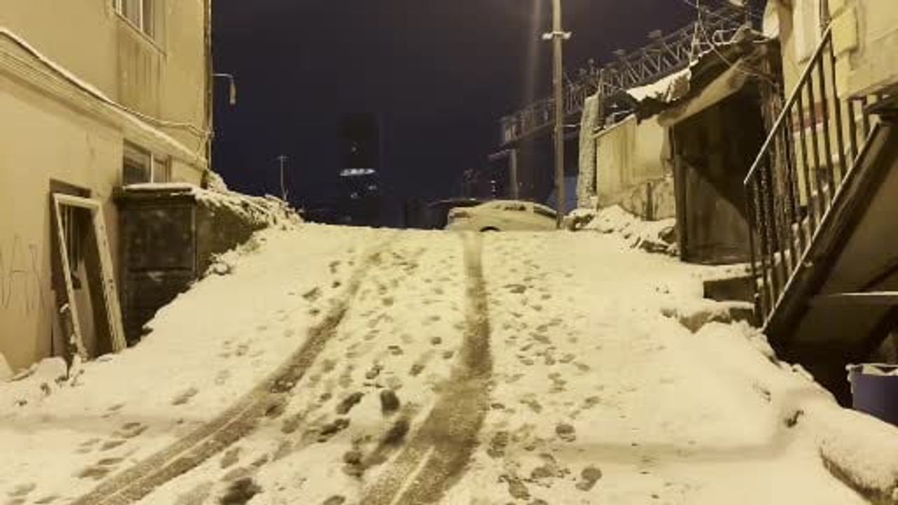 İstanbul'da Yeni Yıla Karla Giriş: Sarıyer'de Beyaz Örtü