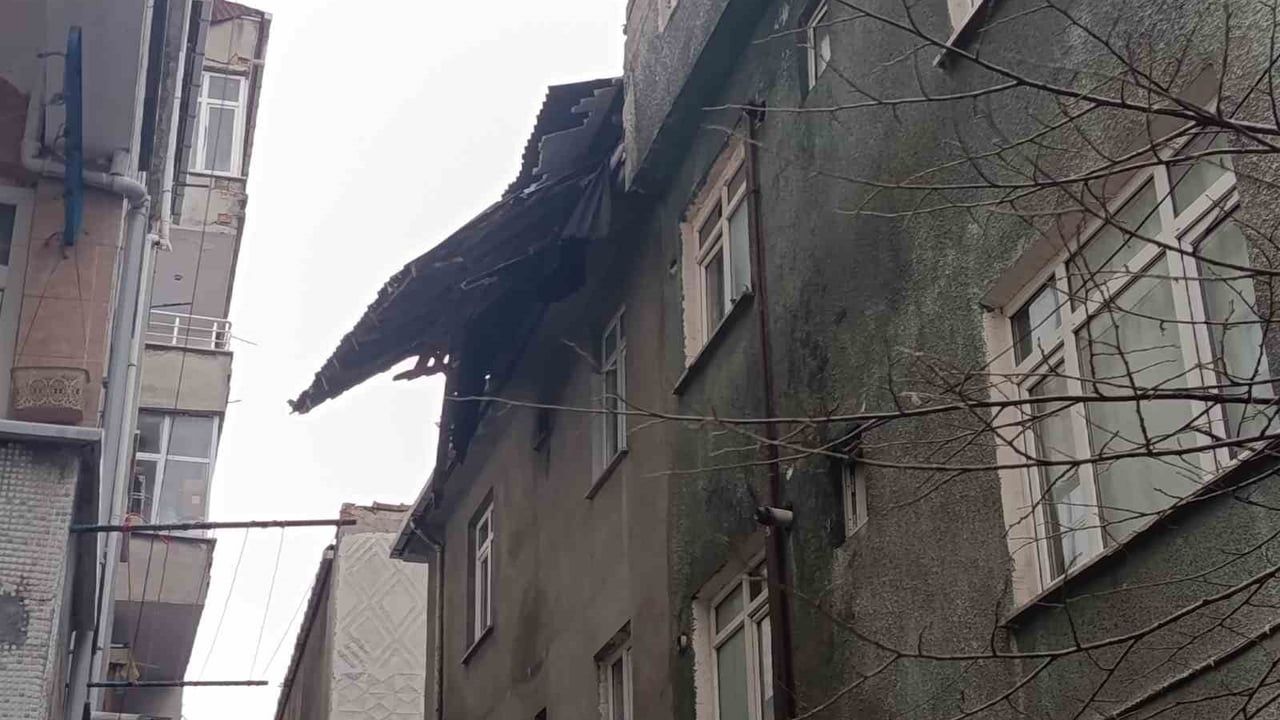 İstanbul Küçükçekmece'de Fırtına Çatıyı Uçurdu: 5 Katlı Binaya Parçalar Savruldu