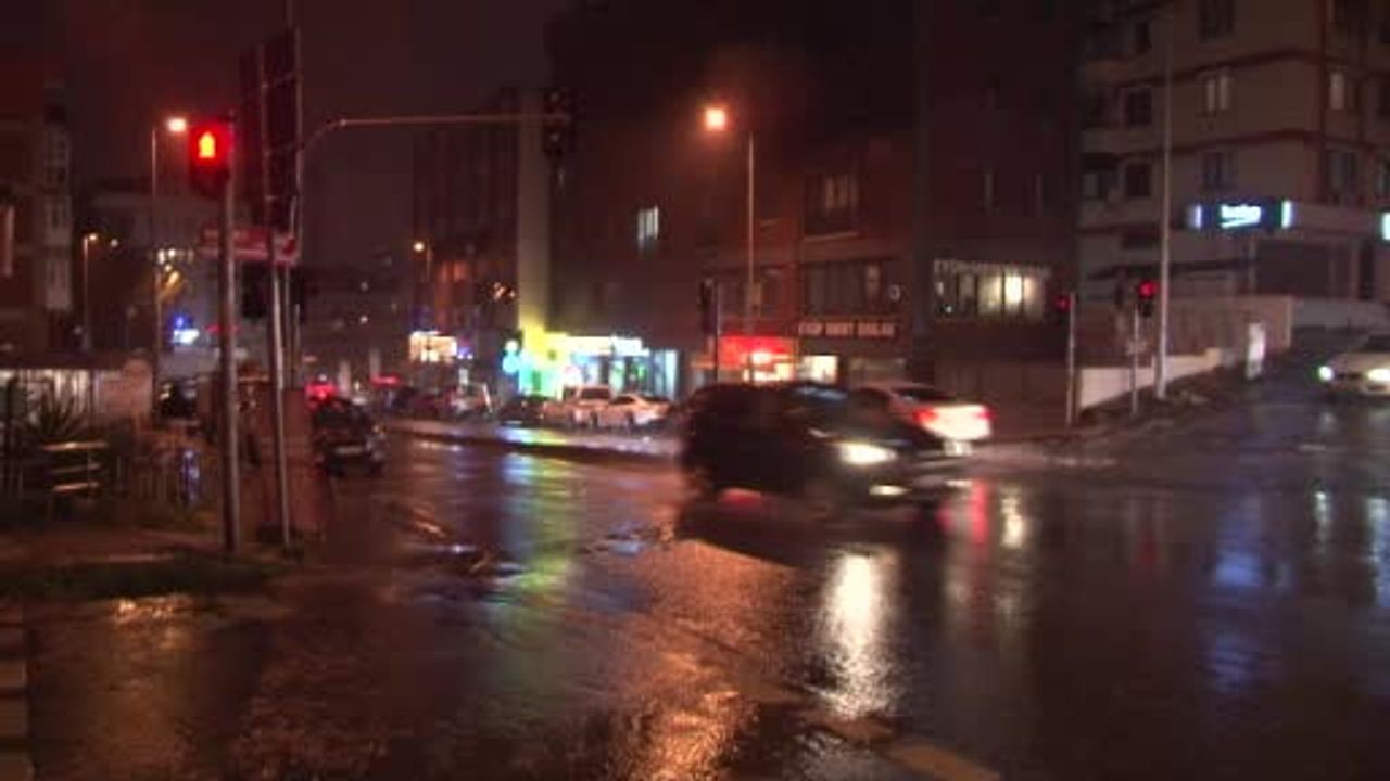 İstanbul Maltepe'de Sağanak: Bağdat Caddesi'nde Yollar Göle Döndü