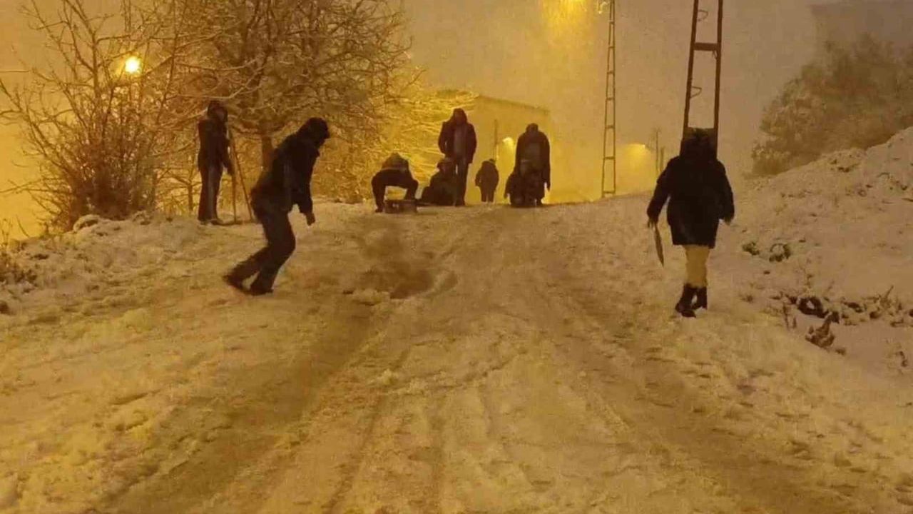 İstanbul Pendik’te Kar: Ertuğrul Gazi Mahallesi Sokakları Oyun Alanına Döndü
