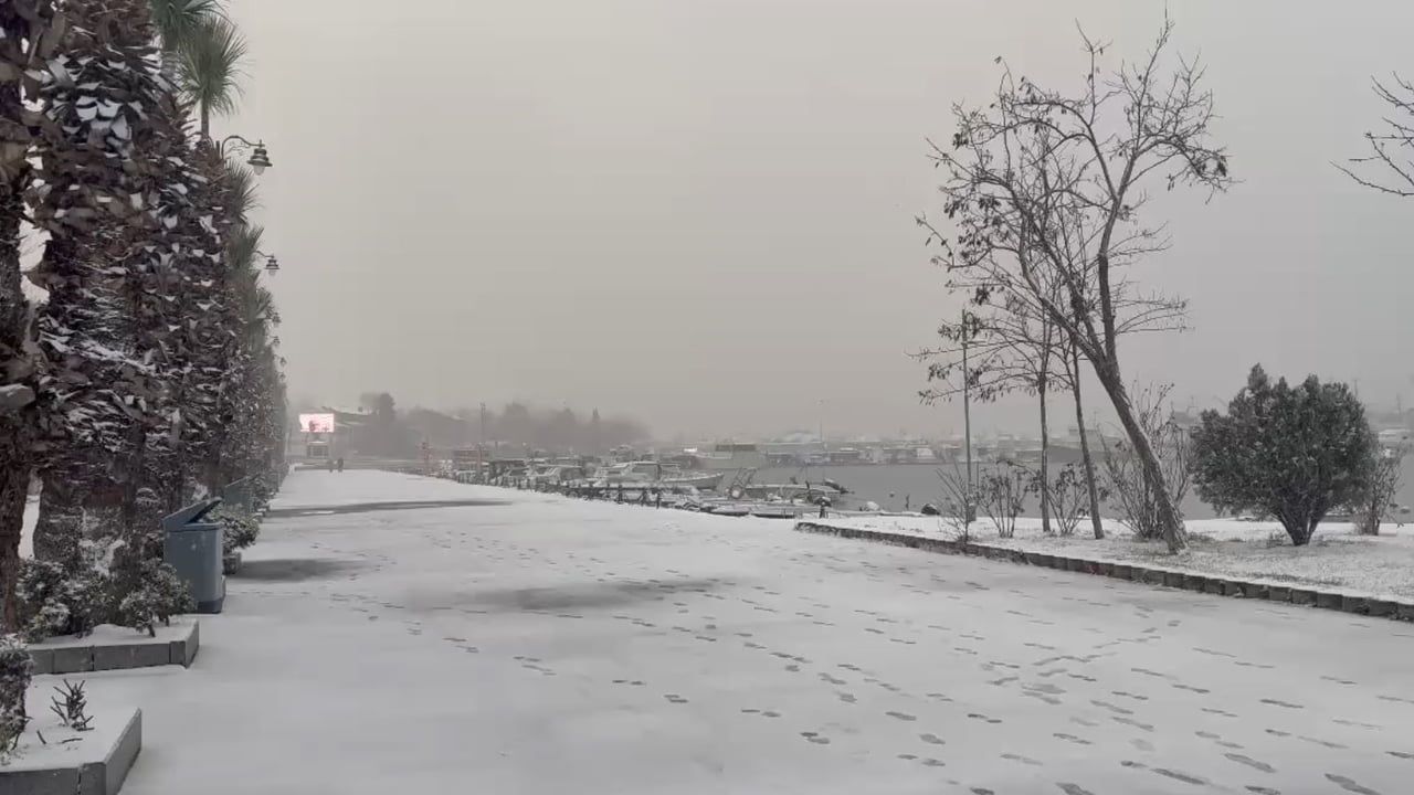 İstanbul Silivri'de Kar Yağışı: Sabah Yollar Beyaza Büründü