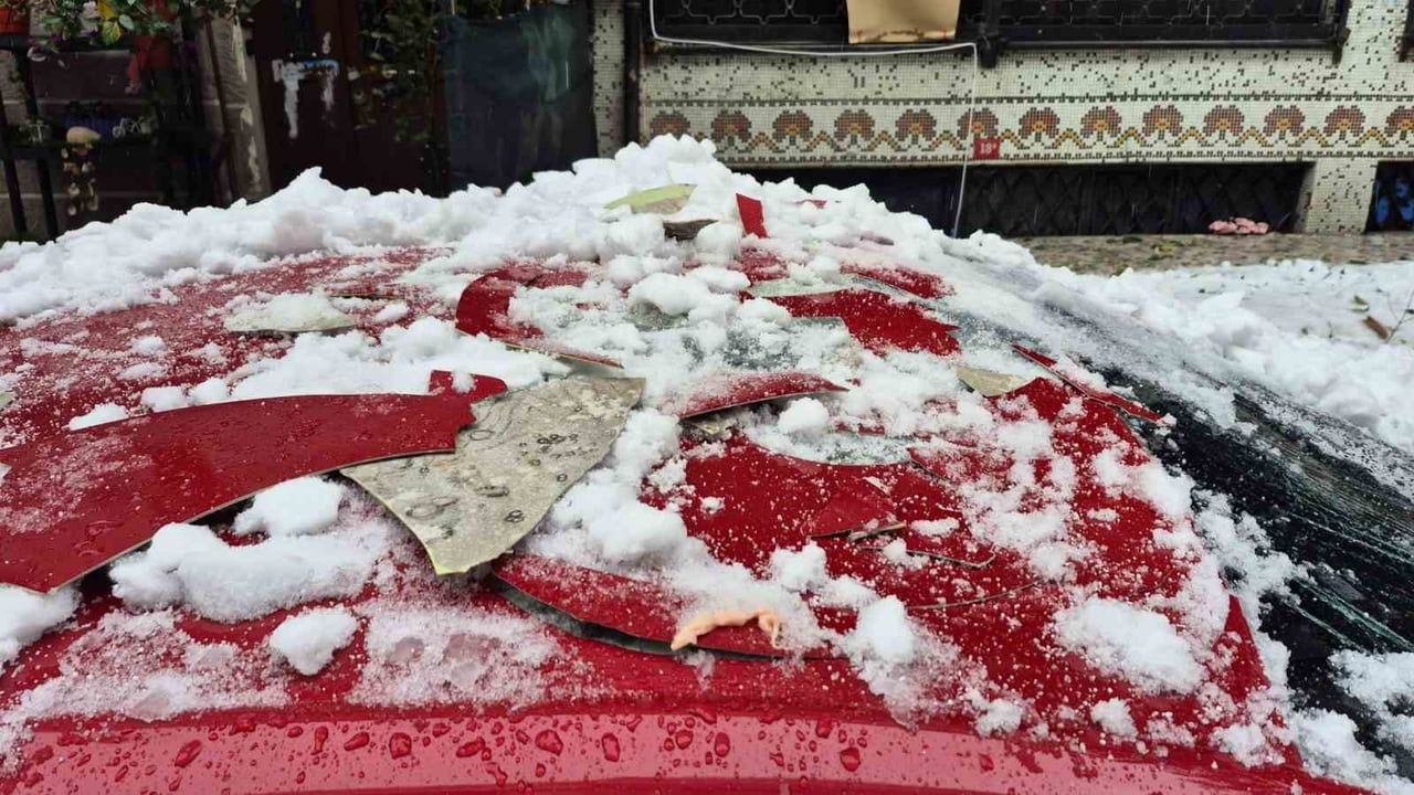 İstanbul Sultangazi'de Çatıdan Düşen Kar Park Halindeki Otomobile Zarar Verdi