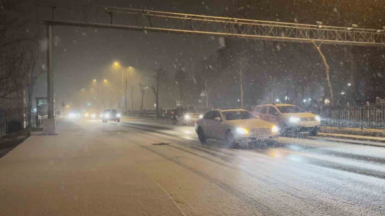 İstanbul Yeni Yıla Karla Girdi: Sarıyer'de Çatılar Beyaza Bürüdü