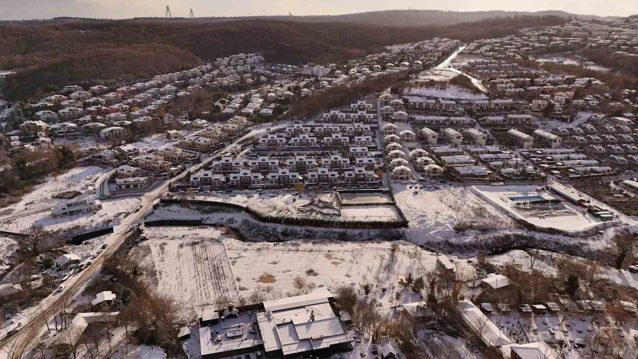 İstanbul Yeni Yıla Karla Uyandı: Sarıyer ve Yüksek Kesimler Beyaz Örtüyle Kaplandı