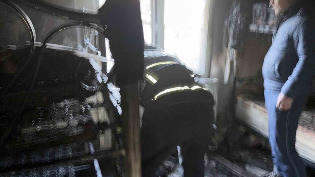 İzinli İtfaiyecinin Hızlı Müdahalesi: Menteşe Denizova'da Ev Yangını Söndürüldü