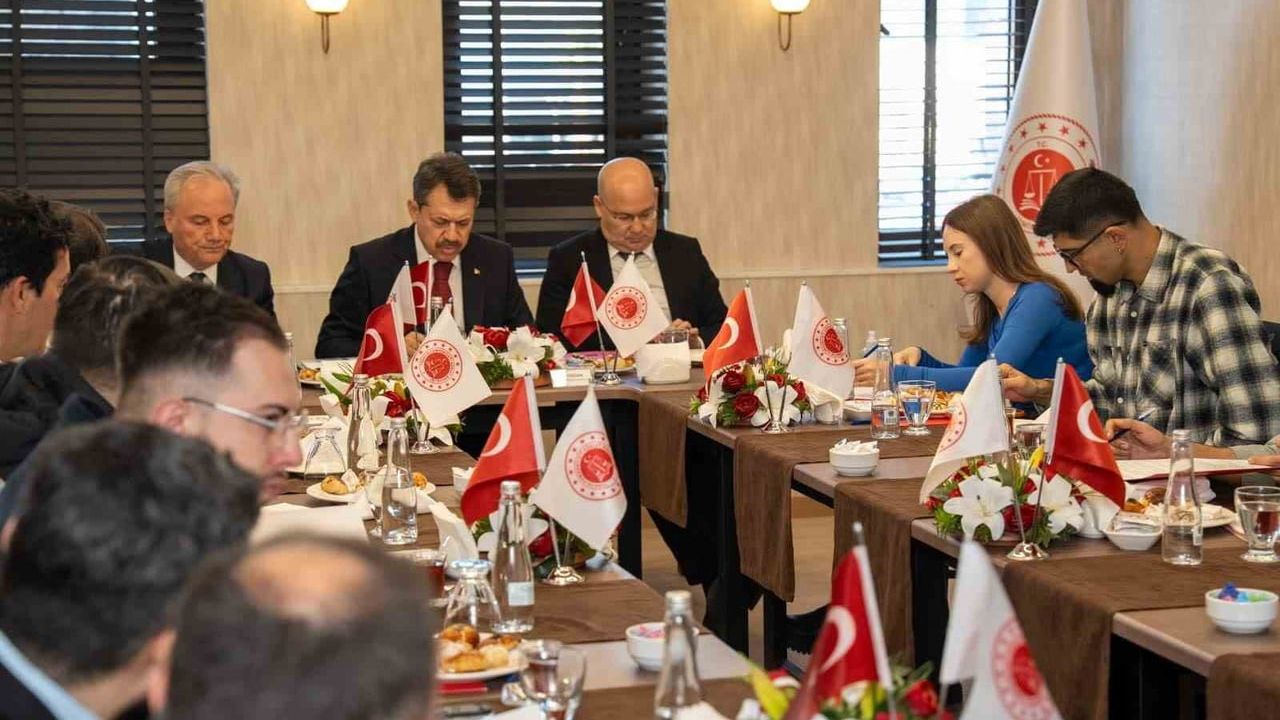 İzmir Adliyesi 2025 Bilançosu Açıklandı: Karar Sayısında Büyük Artış