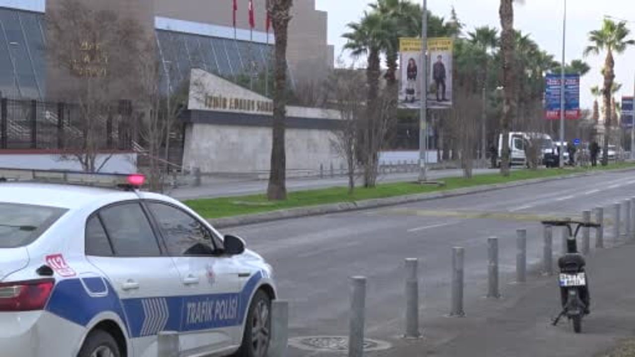 İzmir Bayraklı Adliyesi'nde Şüpheli Paket Paniği: Fünye ile Patlatıldı, Boş Çıktı