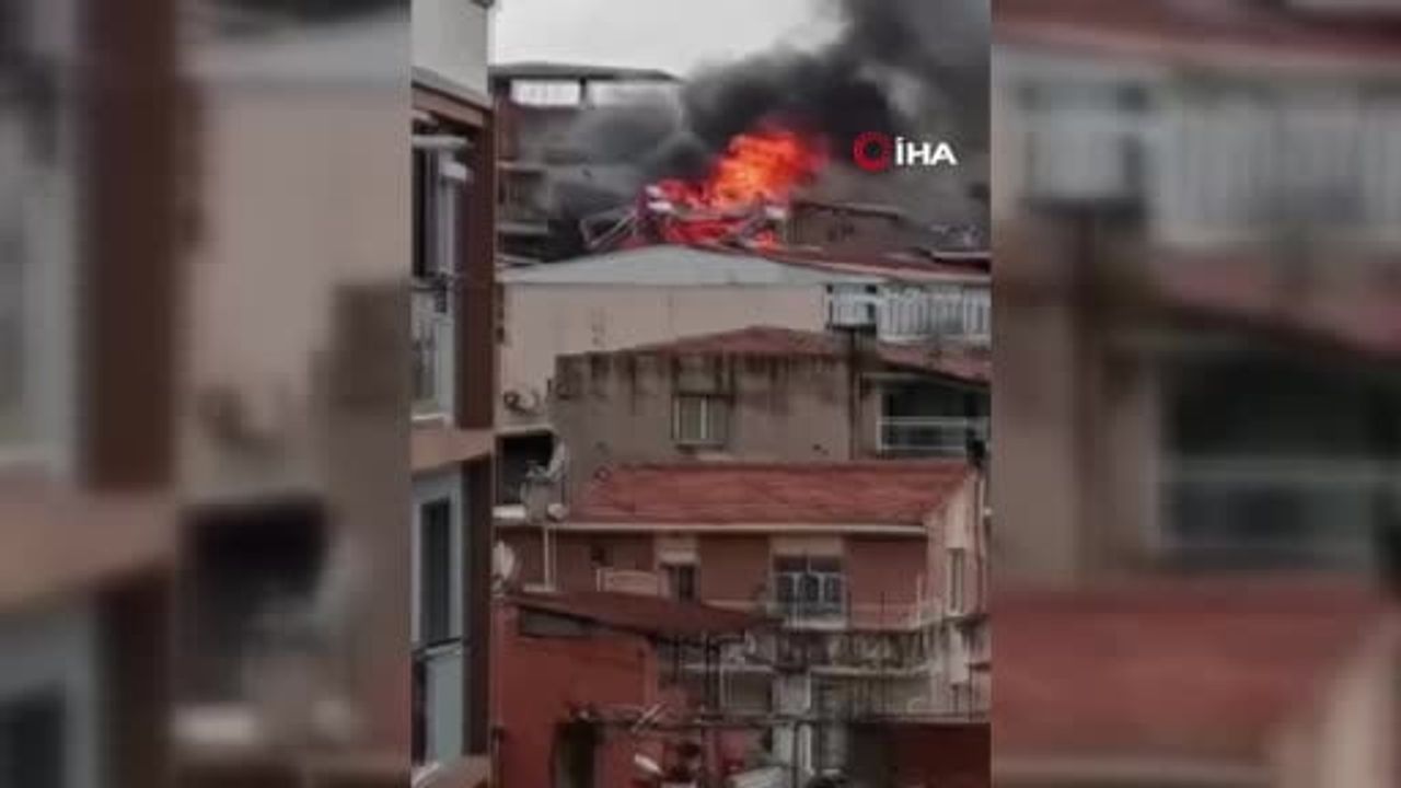 İzmir Bayraklı'da Çatı Katı Yangını İtfaiye Tarafından Söndürüldü
