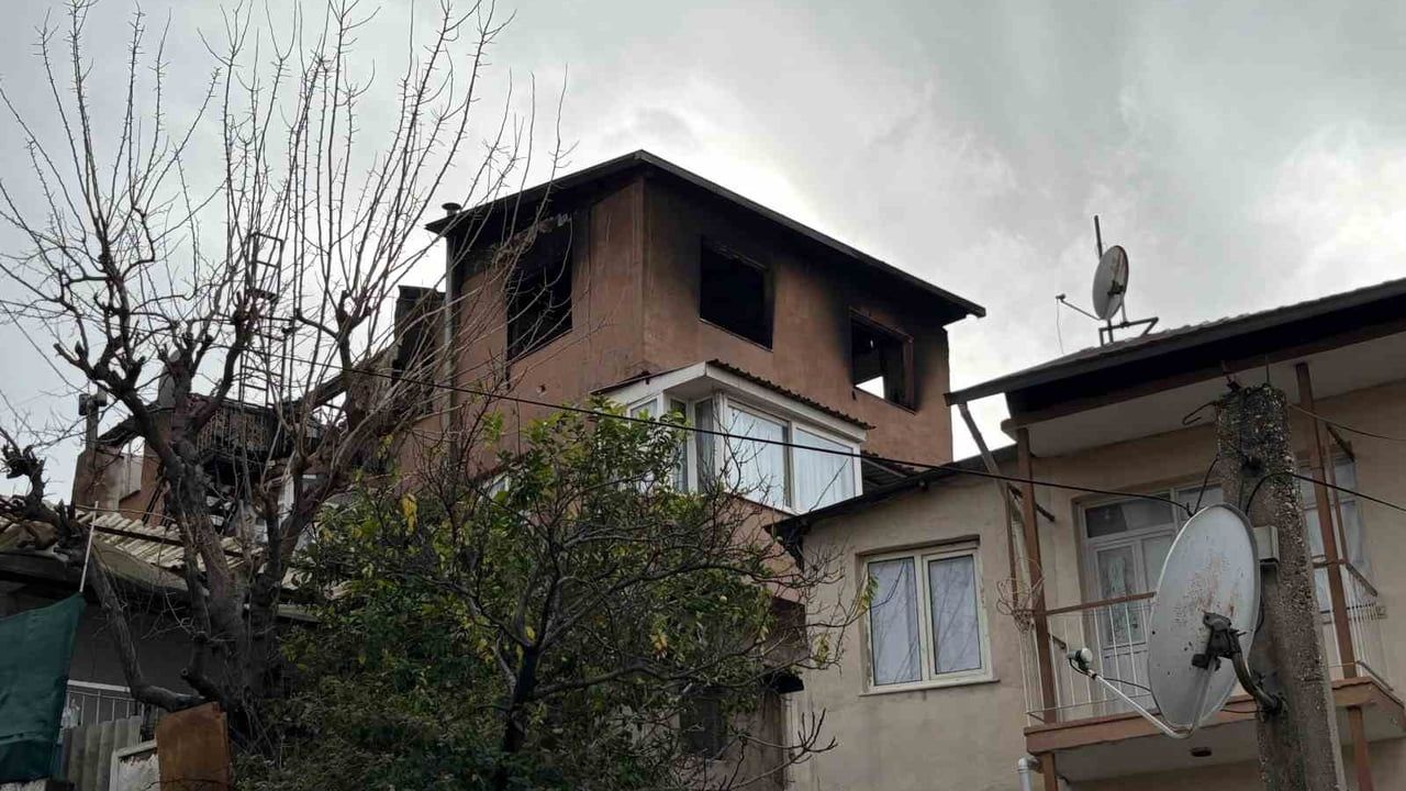 İzmir Bayraklı'da Çatı Katı Yangını Söndürüldü