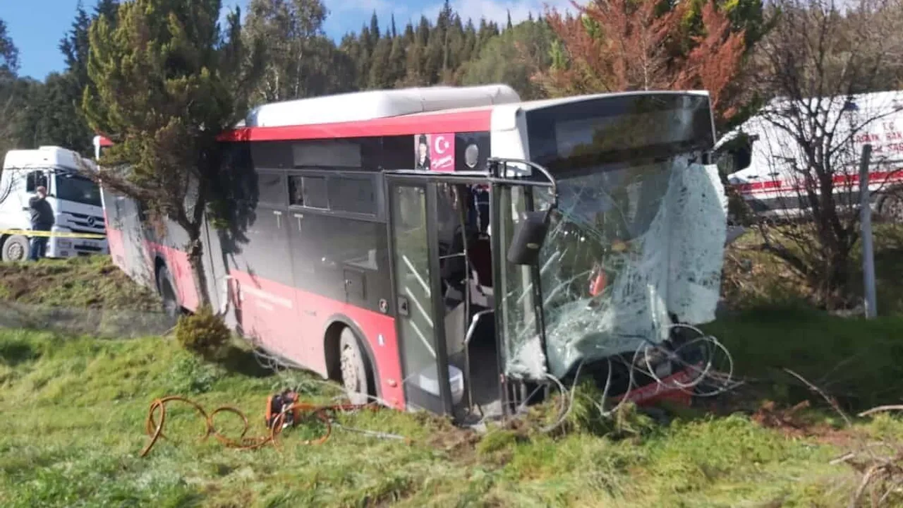 İzmir Bornova'da otobüs ile panelvan çarpıştı: 1 ölü, 8 yaralı