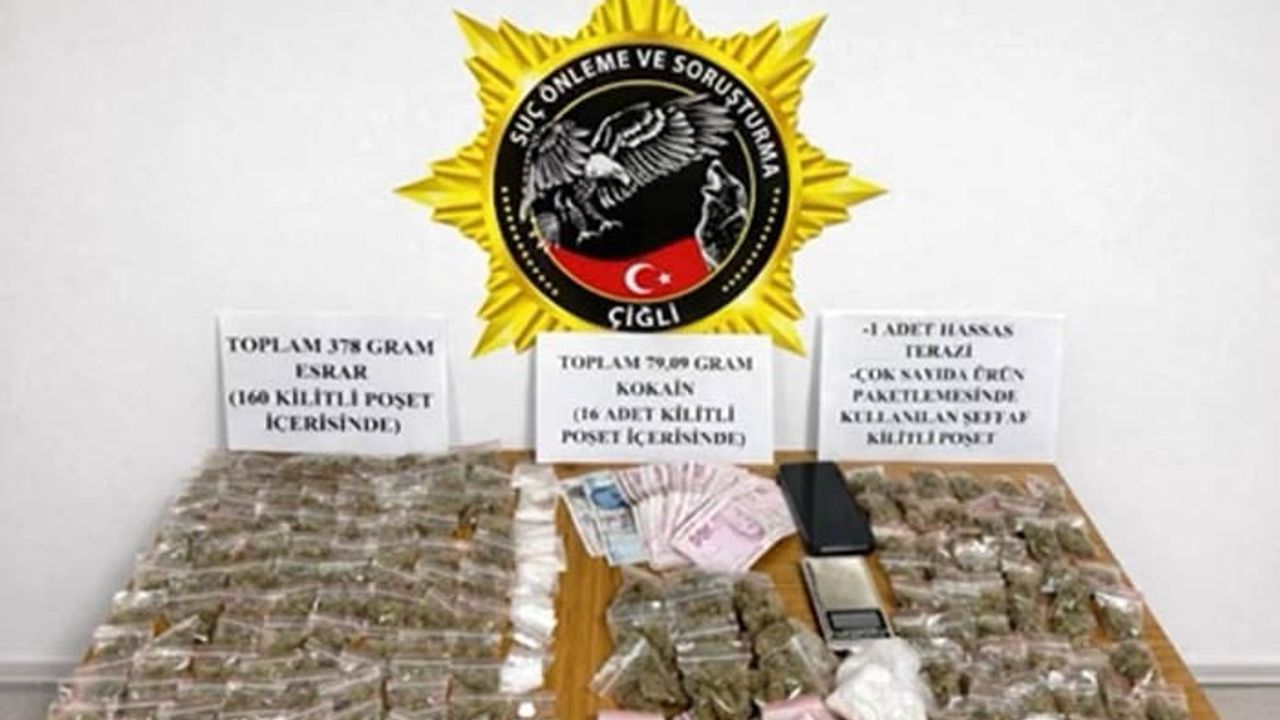 İzmir Çiğli'de 16 Yaşındaki Torbacı Parkta Suçüstü Yakalandı