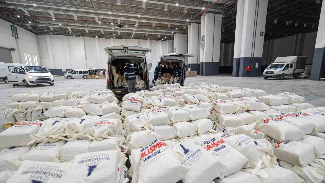 İzmir'de 24 Bin Haneye Kahvaltı Paketi Dağıtımı Başladı