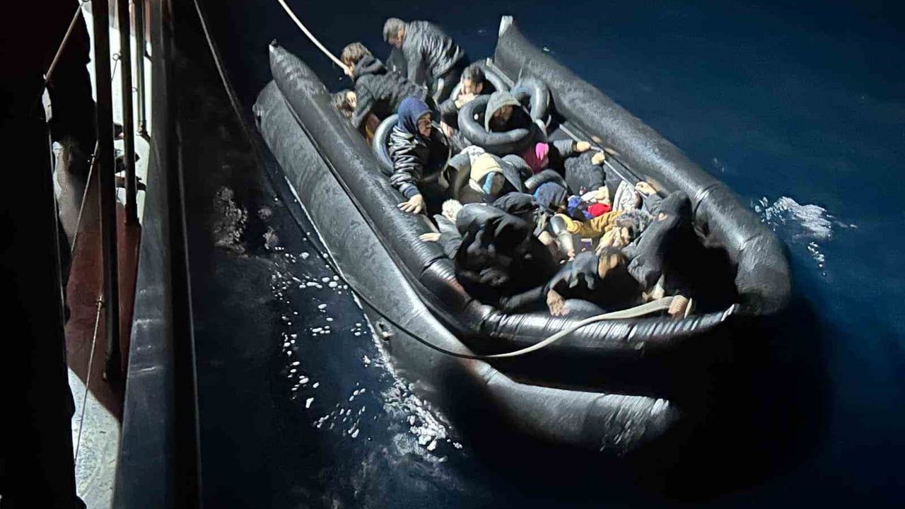 İzmir'de 50 Düzensiz Göçmen Yakalandı: Seferihisar ve Çeşme'de Müdahale