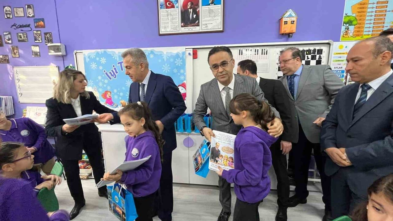 İzmir'de 721 bin 862 Öğrenci Karne Sevinci: Yarıyıl Tatili Başladı