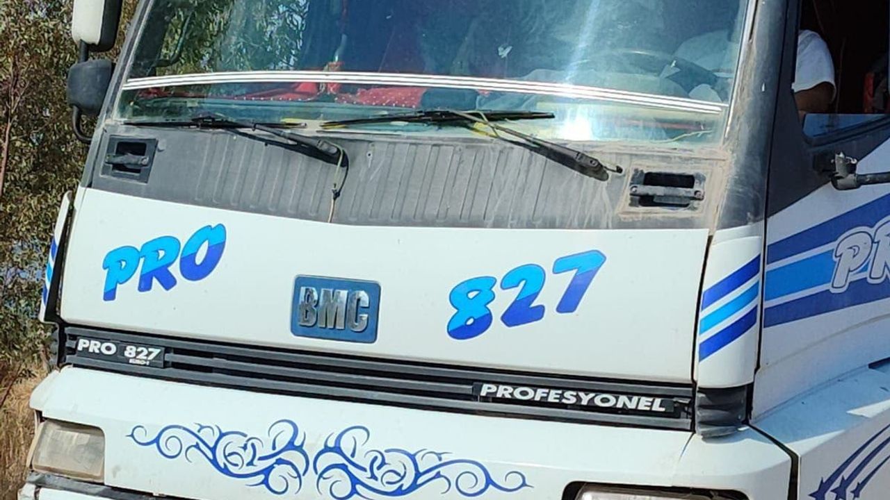 İzmir'de ehliyetsiz sürücü kaçak moloz iddiası ve polise direnme anı kamerada