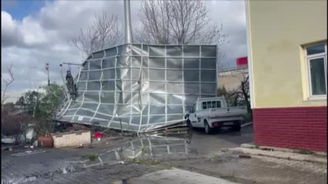 İzmir'de Fırtına Hasarı: Kemalpaşa OSB'de 9 Fabrika, 5 Konut, 5 Araç Zarar Gördü