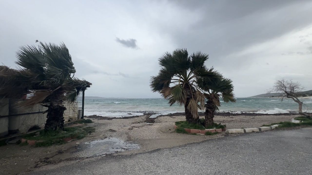 İzmir'de Fırtına: Karaburun Mordoğan'da Tekneler Battı
