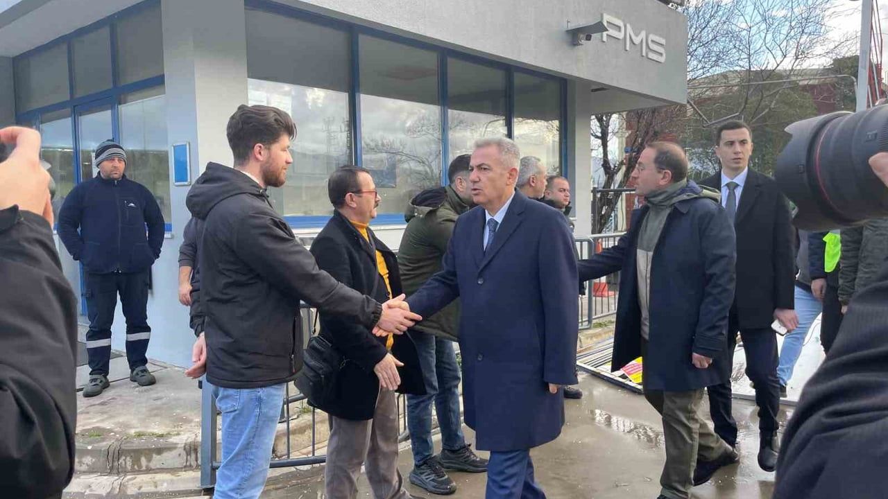İzmir'de Fırtına: Kemalpaşa OSB'de 9 Fabrika, 5 Konut Hasar Gördü
