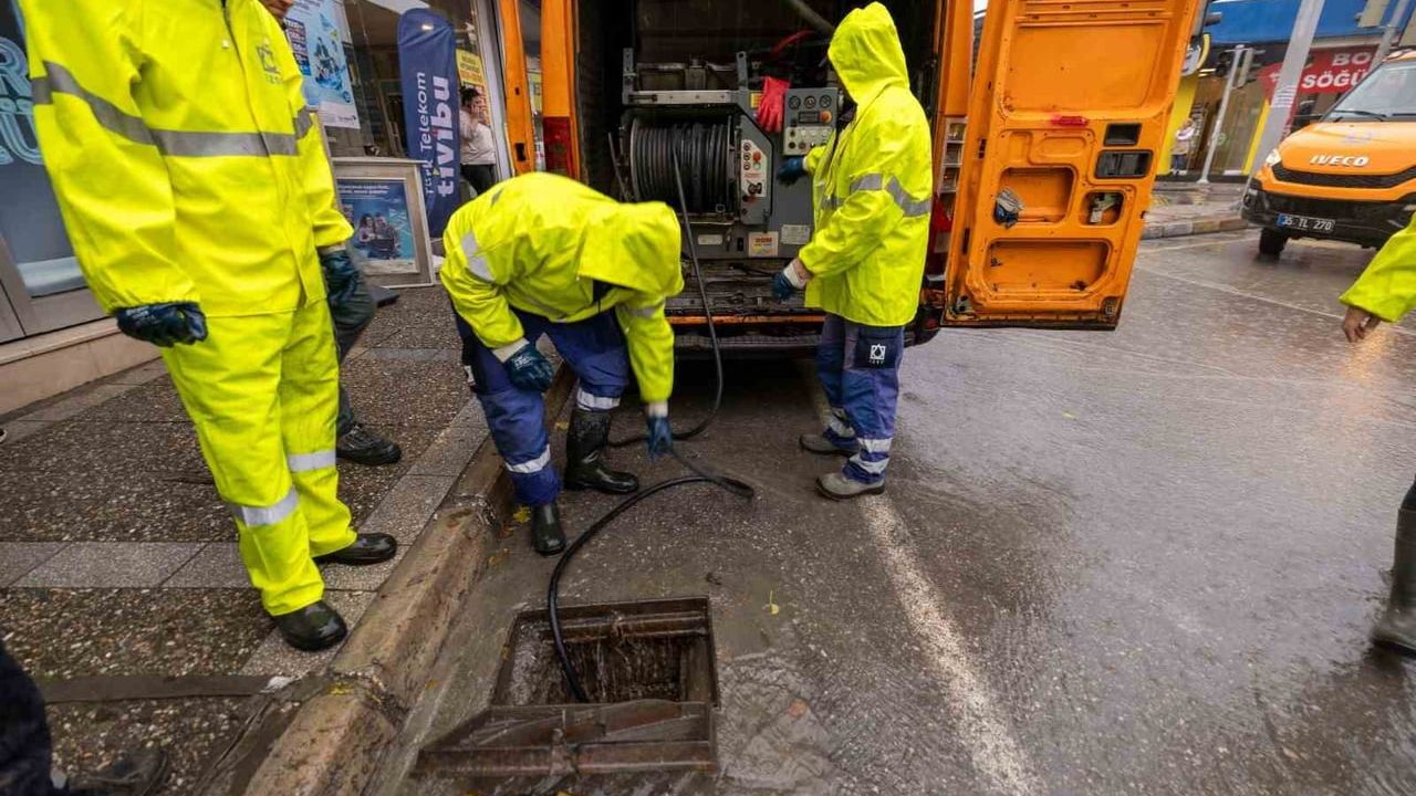 İzmir'de Metrekareye 47.5 kg Yağış: 1.314 Personel ve 342 Araç Müdahalede