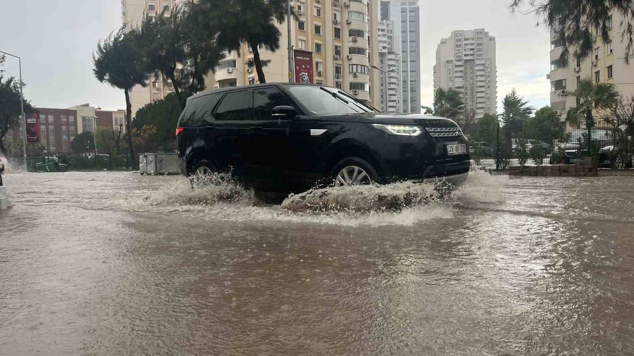 İzmir'de sağanak ve fırtına Karşıyaka'yı felç etti