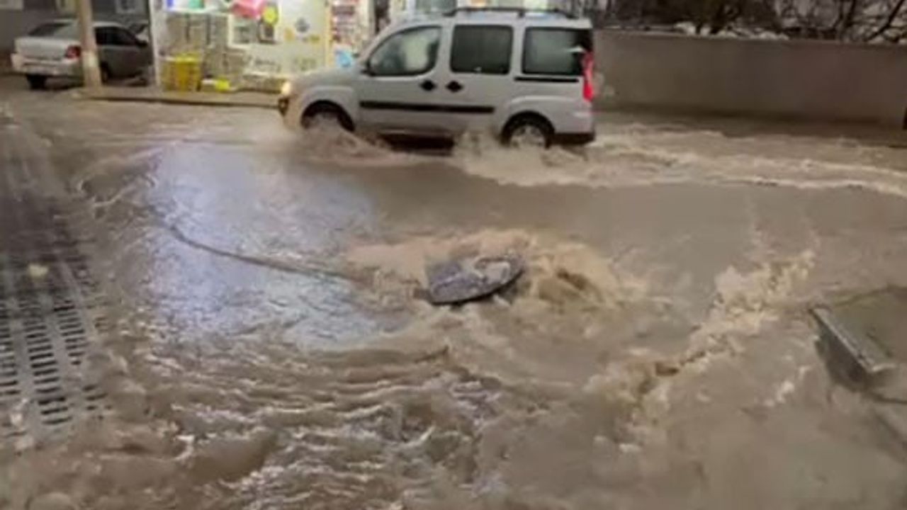 İzmir'de Sağanak ve Fırtına Trafiği Felç Etti