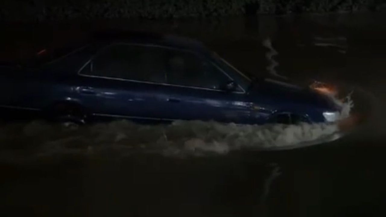 İzmir'de Sel: Bornova'da Otomobil Gemi Gibi İlerledi