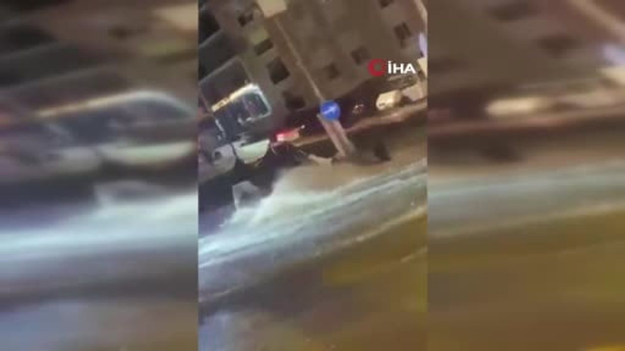 İzmir'de Sel Felaketi: Caddede Akıntıya Kapılan Va…