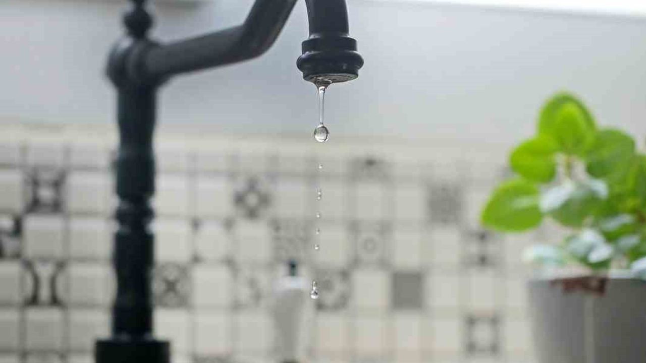 İzmir'de Su Kayıpları Alarmı: Her 4 Damladan Biri Musluğa Ulaşmıyor