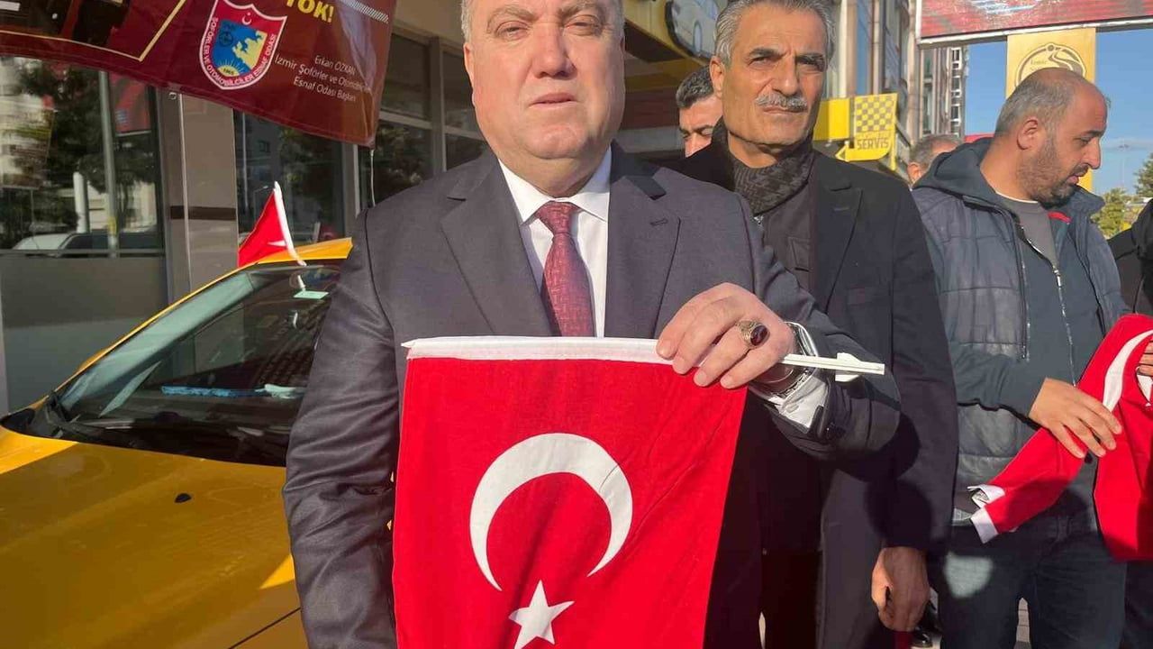 İzmir'de Taksicilerden Türk Bayraklı Konvoy ve Birlik Mesajı