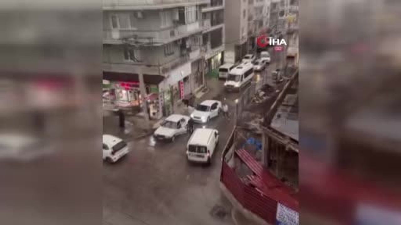 İzmir'de Trafik Tartışması Kamerada: Döner Bıçağıyla Kovalama