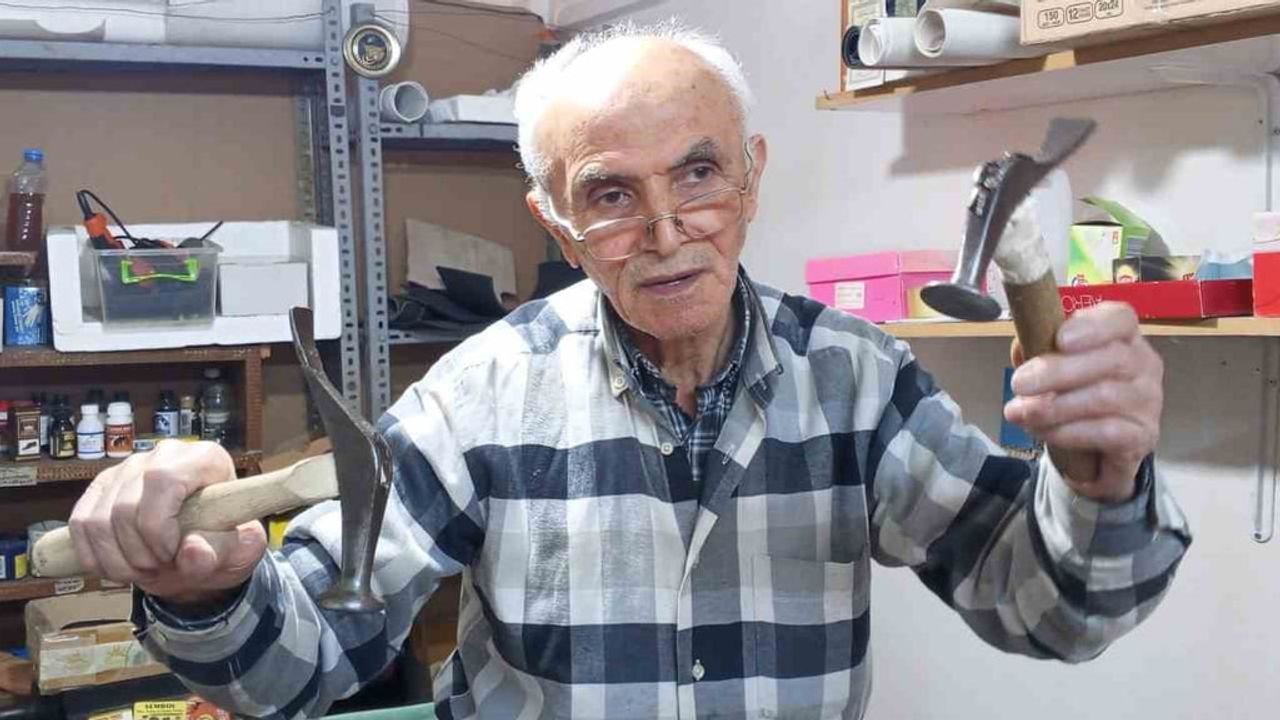 İzmir'in 60 Yıllık Ayakkabı Ustası Harun Yüksektepe Teknolojiye Direniyor