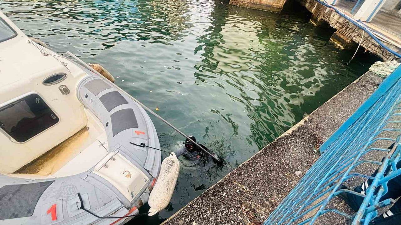 İzmir İtfaiyesi Karşıyaka Vapur İskelesi'nde Sıkışan Kediyi 20 Dakikada Kurtardı