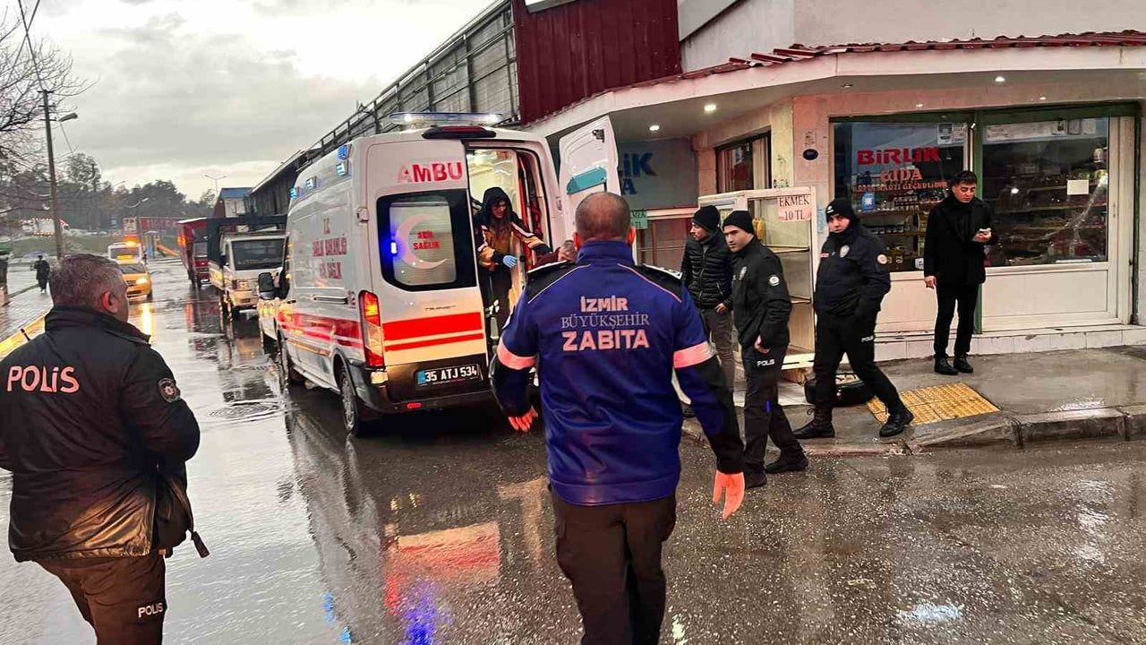 İzmir Konak'ta Meles Çayı'nda Mahsur Kalan Şahıs İtfaiye Tarafından Kurtarıldı