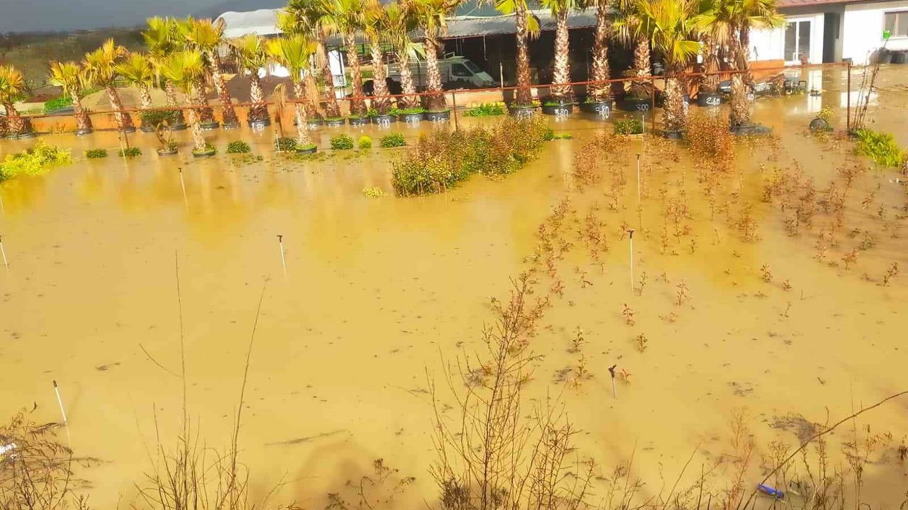 İzmir Sağanağa Teslim: Menderes ve Ödemiş'te Yollar ile Tarım Arazileri Sular Altında