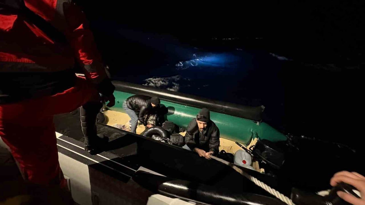 İzmir Seferihisar Açıklarında 43 Düzensiz Göçmen Yakalandı