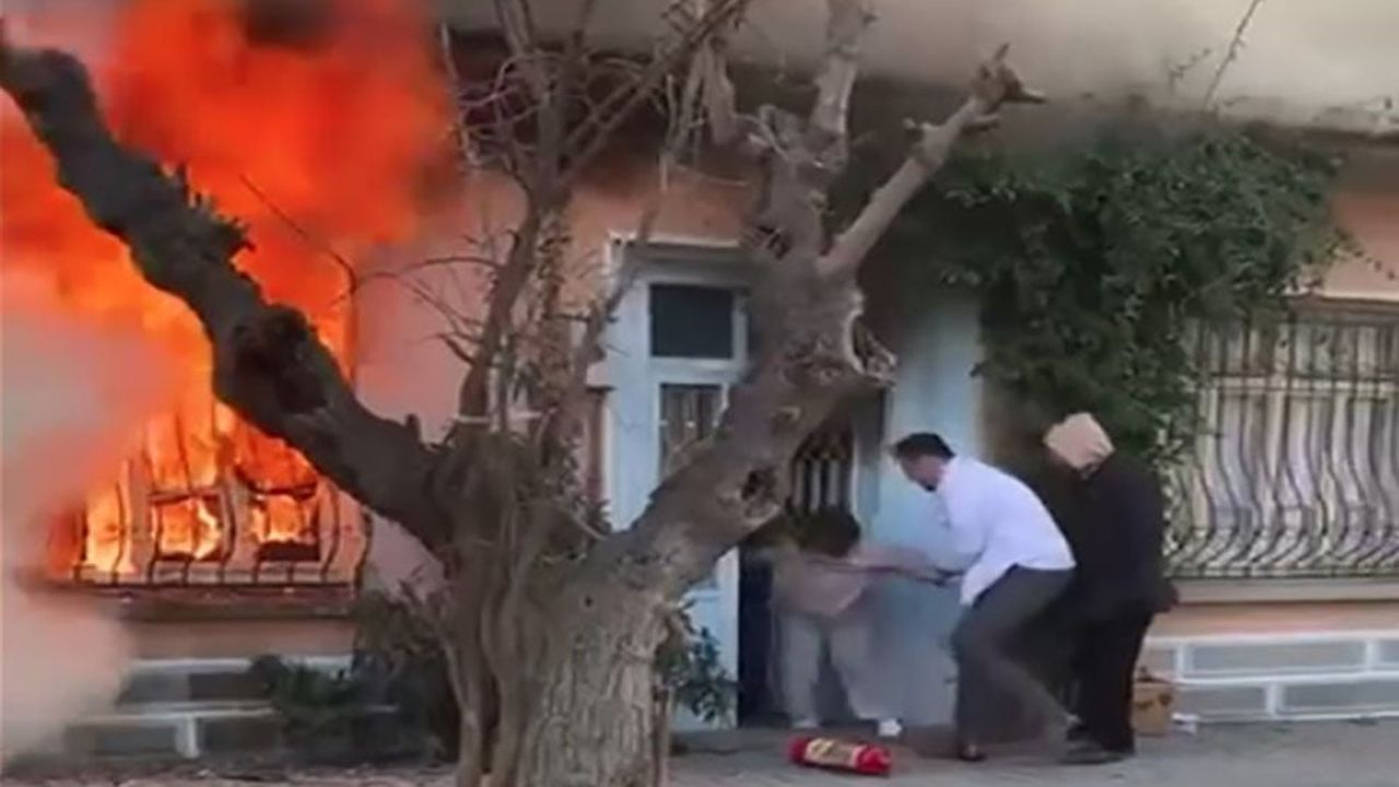 İzmir Seferihisar'da Yangın: Kedisini Kurtarmak İçin Alevlere Dalan Kadın Kurtarıldı