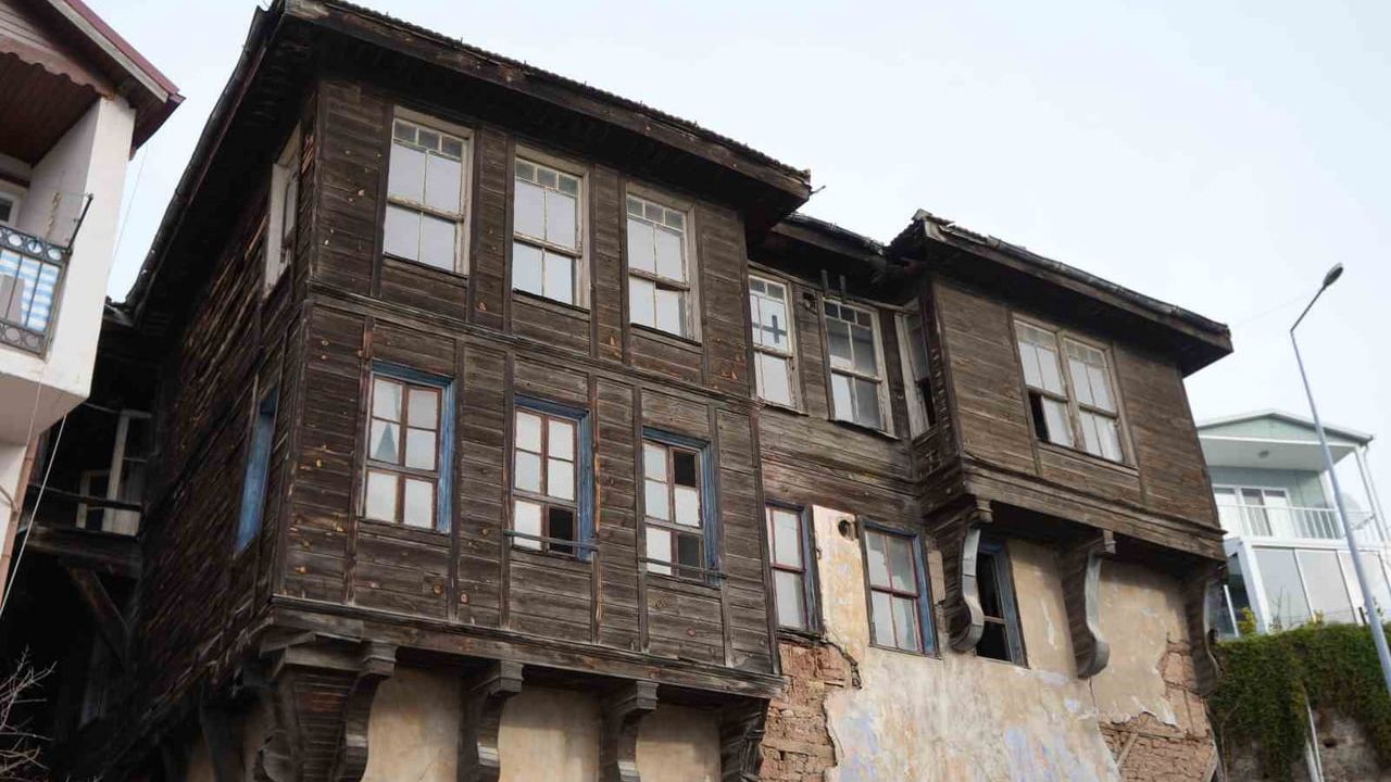 İzmit Akçakoca Mahallesi'nde Tarihi Evler Restorasyon Bekliyor