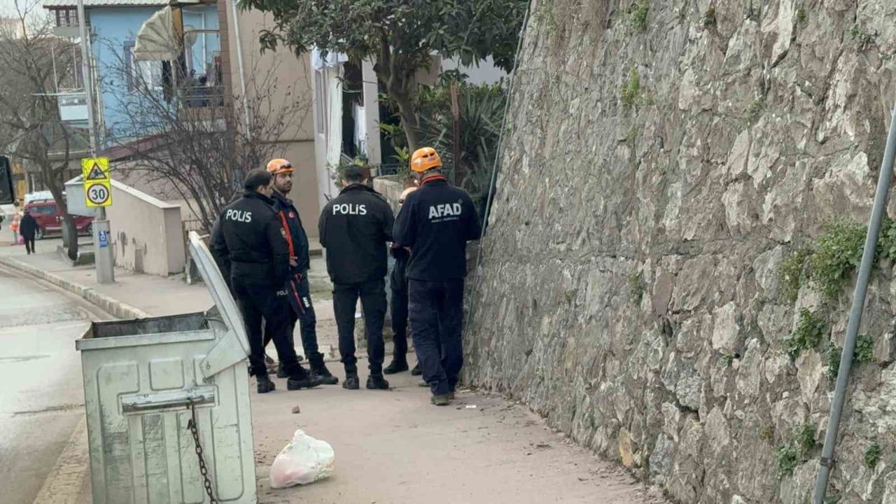 İzmit Gültepe'de Fayans Kabardı: AFAD ve Polis İncelemesiyle Ev Tedbiren Tahliye Edildi