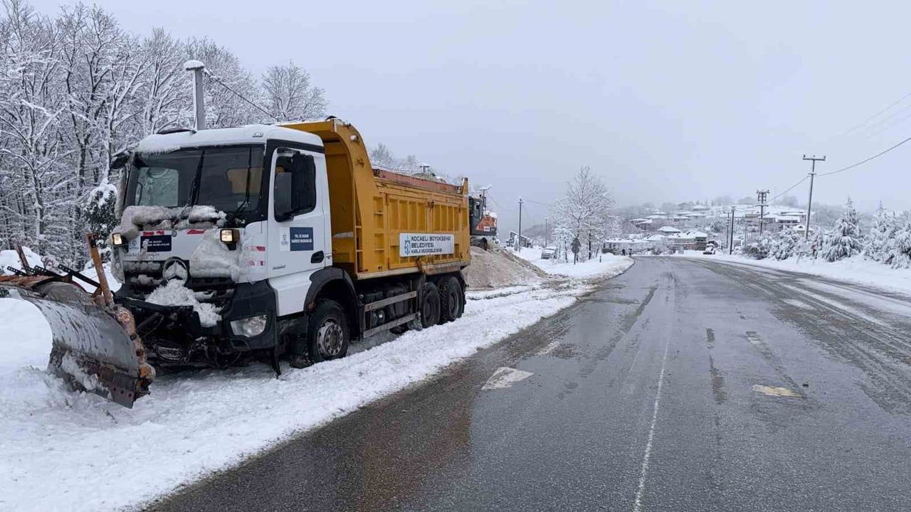 İzmit-Kandıra yolunda kar mesaisi: Büyükşehir iş makineleri ring atıyor