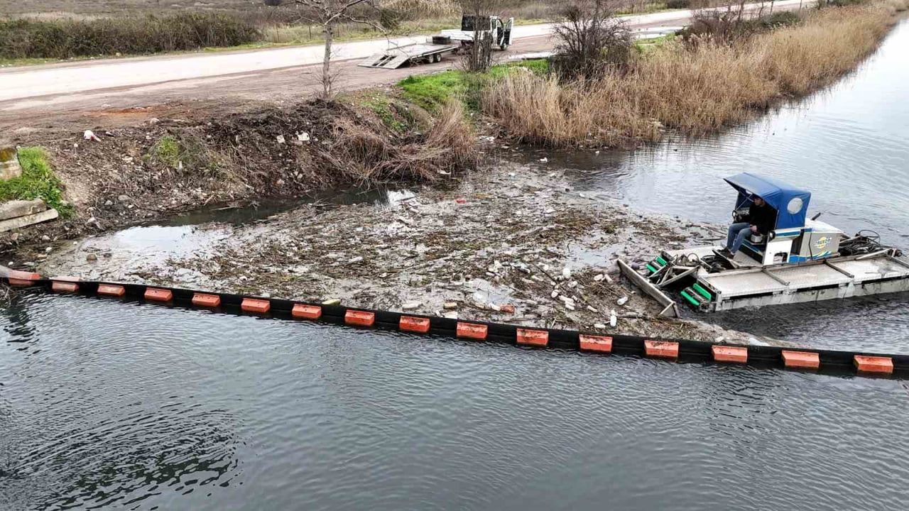 İzmit Körfezi'nde bariyerlerle 16 bin 735 kilogram atığın denize ulaşması engellendi