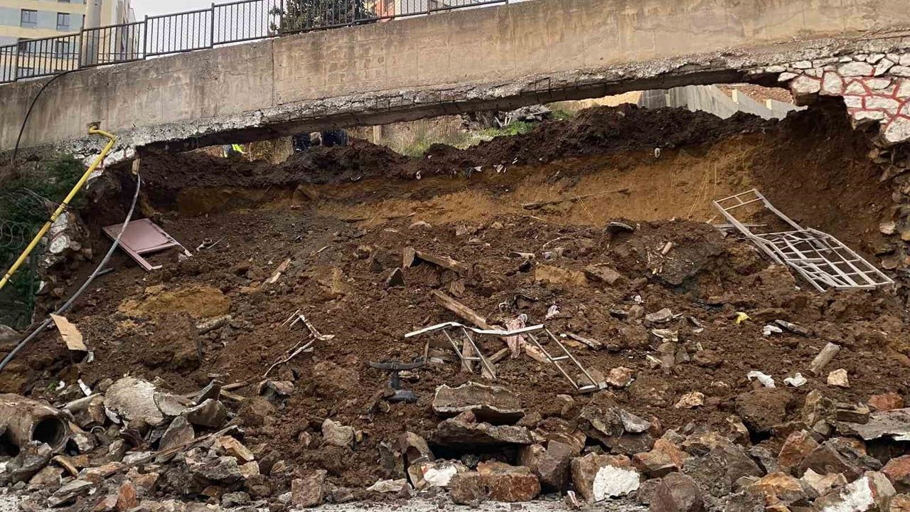 İzmit'te 10 Metrelik İstinat Duvarı Mimar Sinan Anadolu Lisesi Bahçesine Göçtü