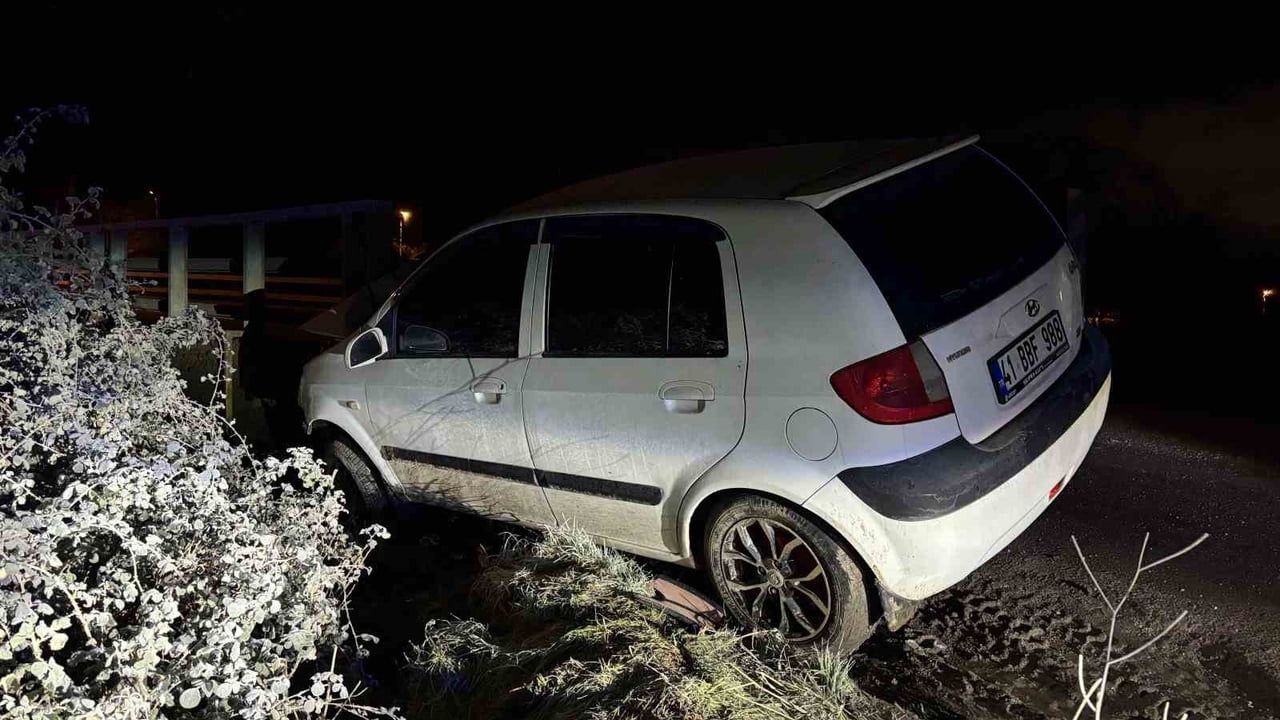 İzmit'te Hurdaya Dönen Otomobilin Sürücüsü Kaçtı