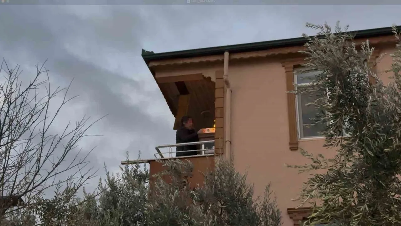 İznik'te Lodosla Büyüyen Çatı Yangını: Komşu Binanın Balkonundaki Eşyalar Alev Aldı